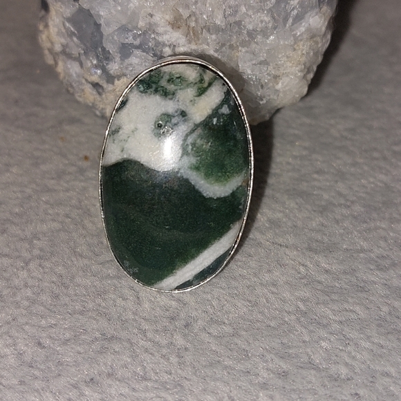 Gorgeous Moss Agate Oval Ring Size 7 - Picture 5 of 8